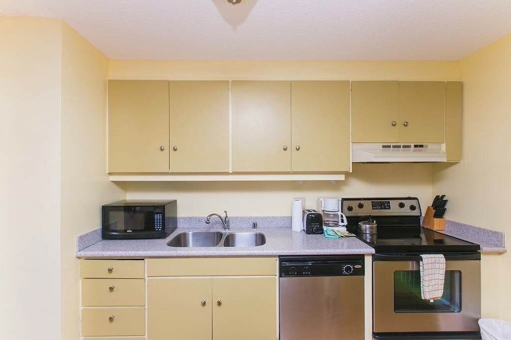 Фото Discovery Bay One Bedroom Condos with Kitchen & Free Wifi!