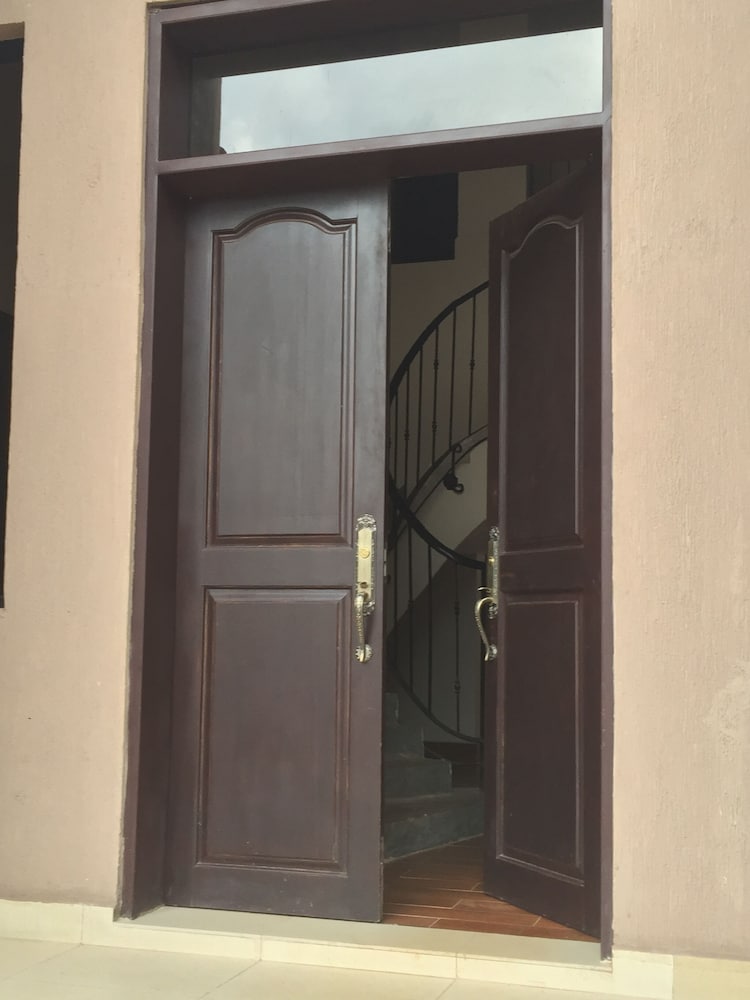 Фото The Hive Entebbe Guesthouse