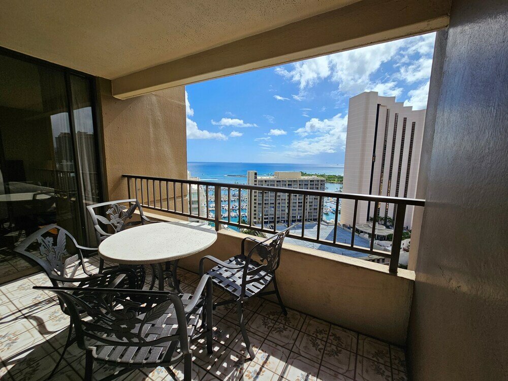 Фото Discovery Bay One Bedroom Condos with Kitchen & Free Wifi!