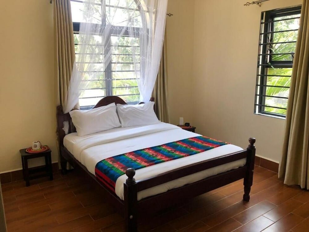 Фото The Hive Entebbe Guesthouse