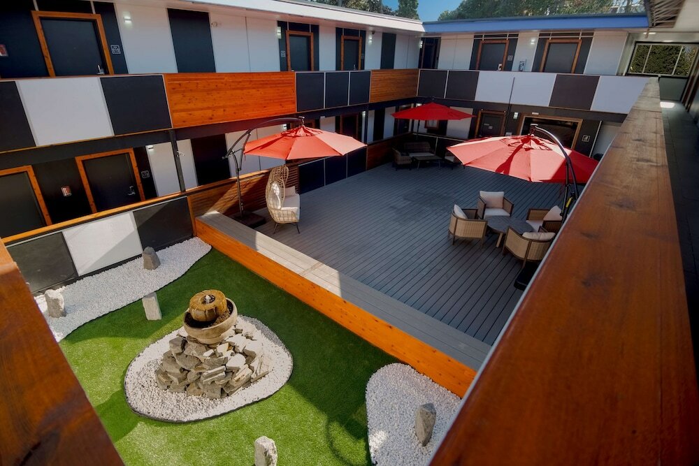 Фото Coast Metro Vancouver Hotel