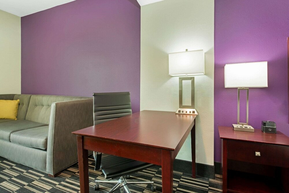 Фото La Quinta Inn & Suites by Wyndham Bridge City