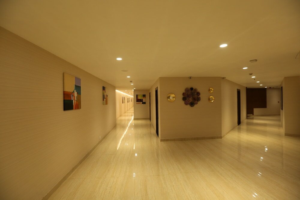 Фото M Crown Hotel