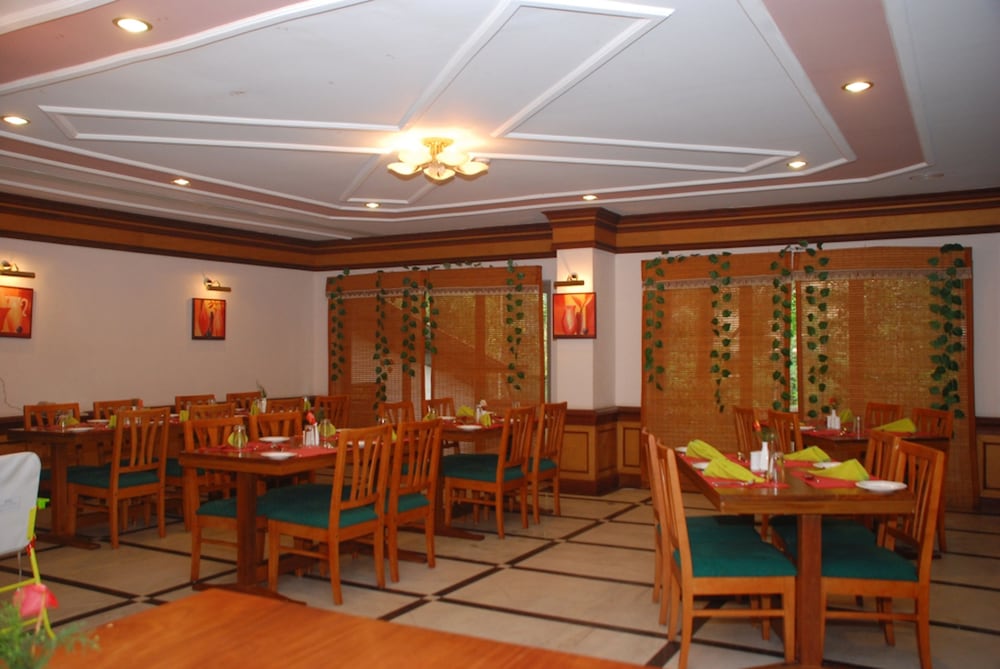 Фото Hotel Kanoos Residency