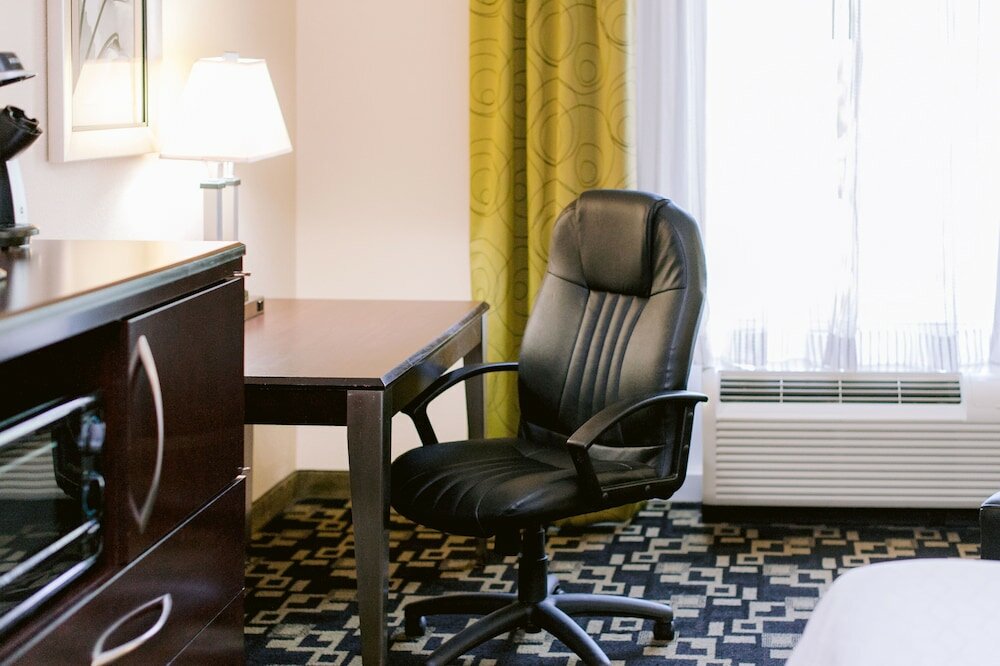 Фото Holiday Inn Express Hotel & Suites Raleigh Sw Nc State, an Ihg Hotel
