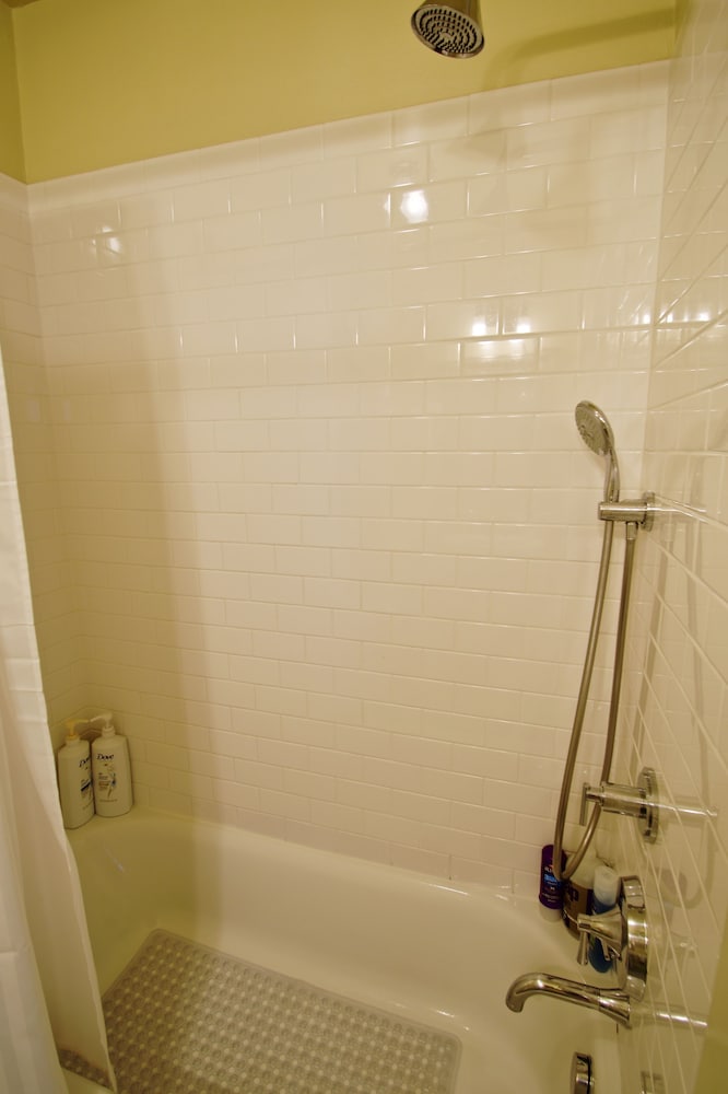 Фото Phinney Ridge Flat Backyard Oasis