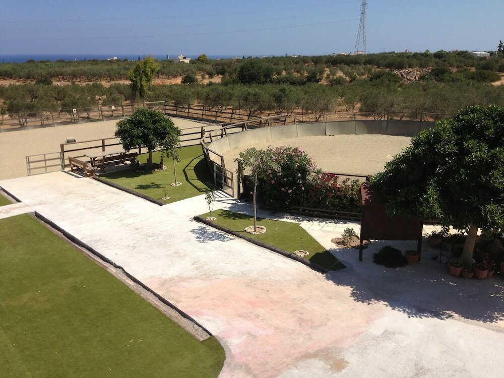 Фото Arion Stables & Apartments