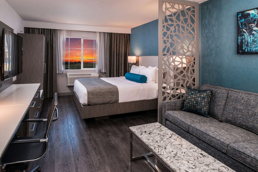 Фото Best Western Plus Temecula Wine Country Hotel &Suites