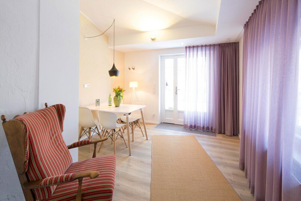 Фото Little Suite Apartments