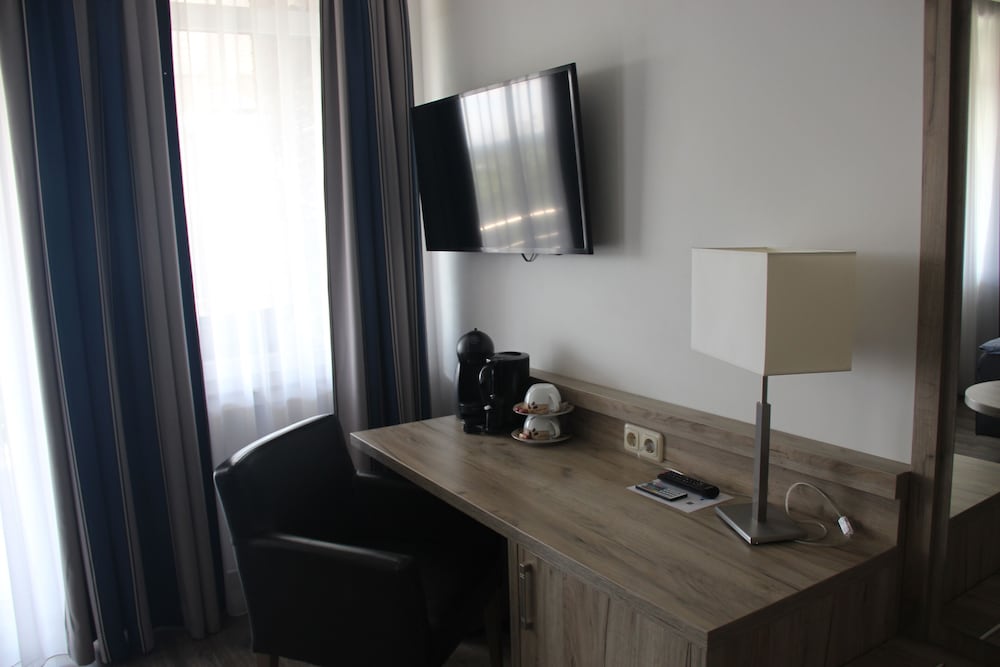 Фото Hotel Zum Halbmond