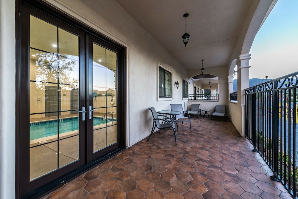 Фото Best Western Plus Temecula Wine Country Hotel &Suites