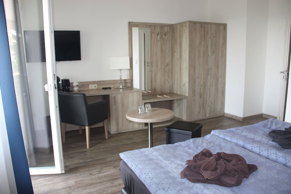 Фото Hotel Zum Halbmond