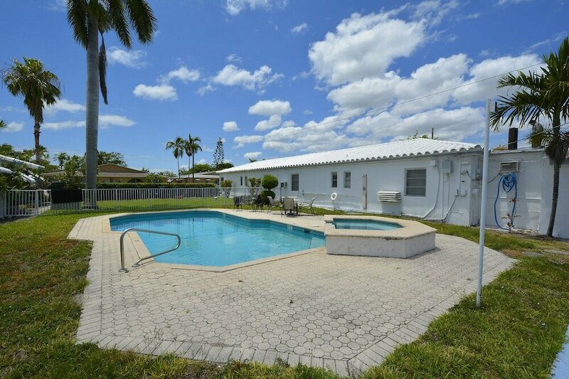 Гостиница Hallandale Beach Apartments в Халландейл Бич