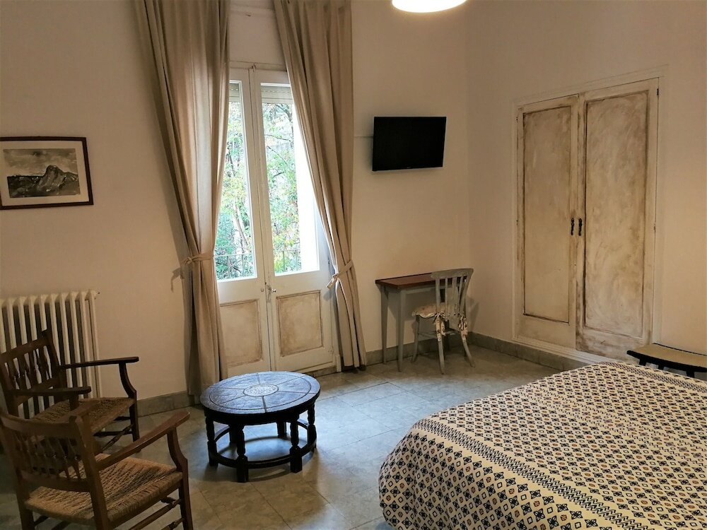 Фото Hostal Montsoliu