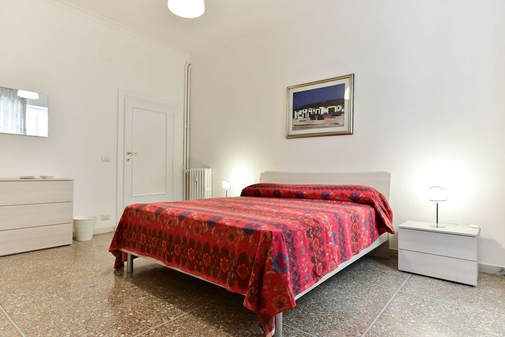 Фото Red & White Vatican Apartment