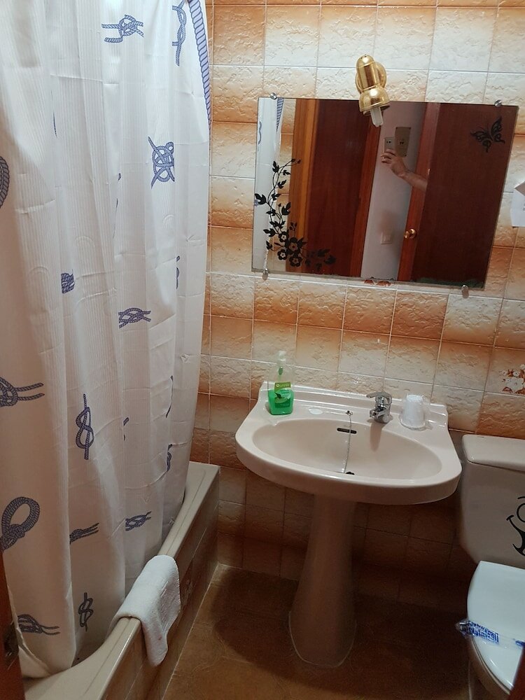 Фото Hostal Los Arcos