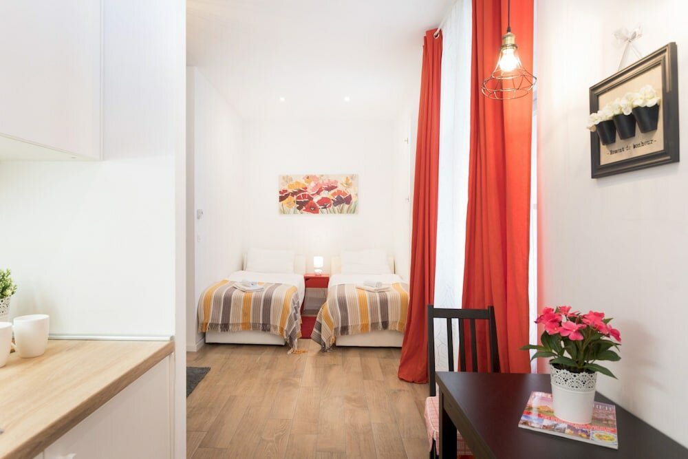 Фото Cute Studio With Beautiful Balcony in the Center!