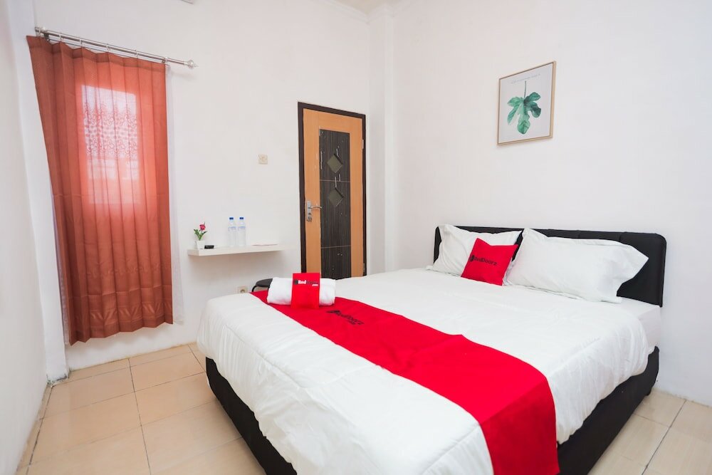 Фото RedDoorz near Plaza Araya 2