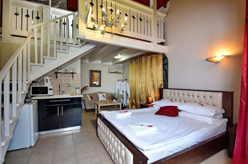 Фото Azulat Even Hen