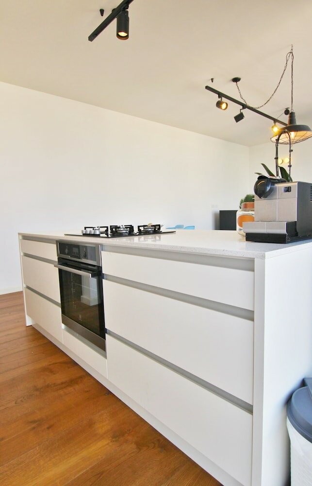 Фото 2 Bedroom Apartment with Hot Tub Facing Bograshov Beach