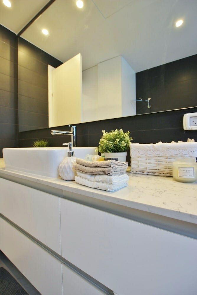 Фото 2 Bedroom Apartment with Hot Tub Facing Bograshov Beach