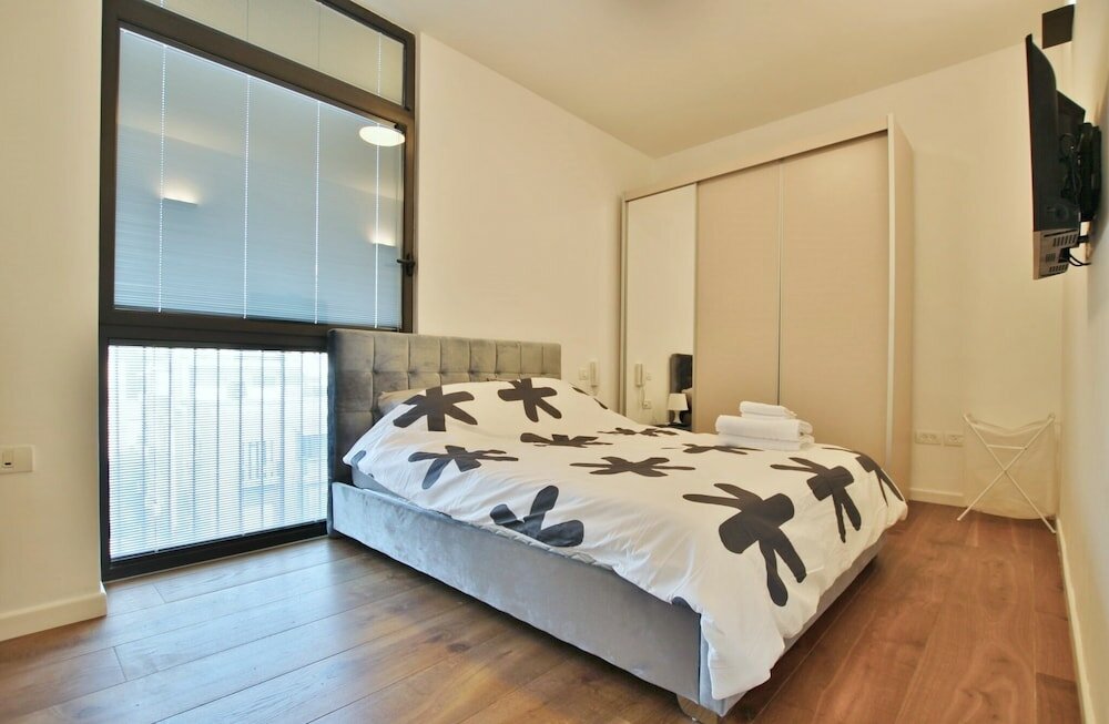 Фото 2 Bedroom Apartment with Hot Tub Facing Bograshov Beach