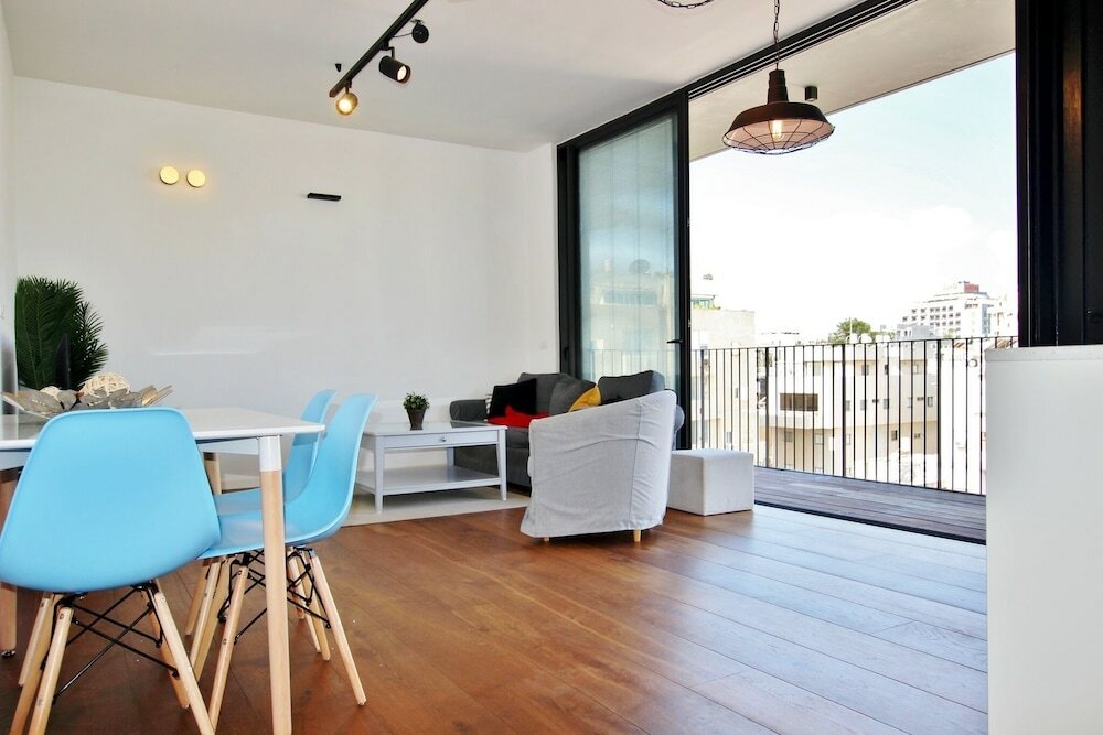 Фото 2 Bedroom Apartment with Hot Tub Facing Bograshov Beach