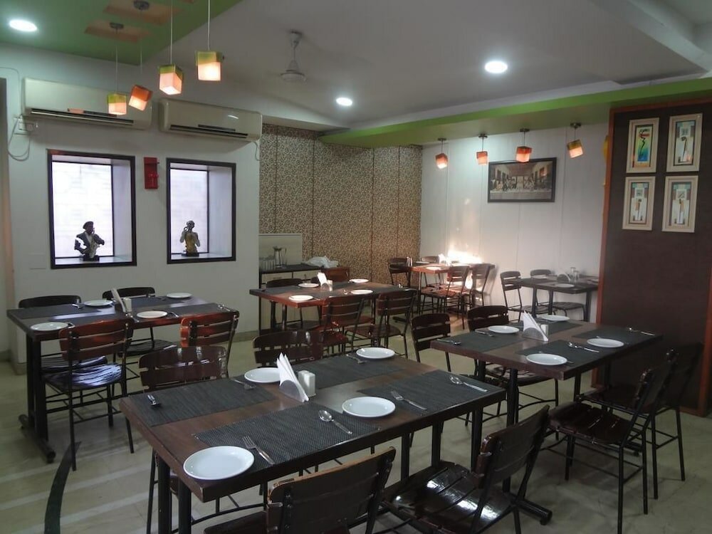 Фото Hotel Airport Plaza