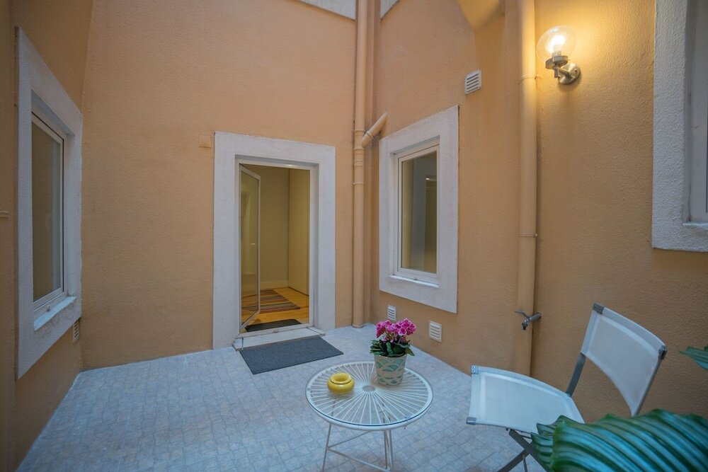 Фото Elegant & Cozy Apartment