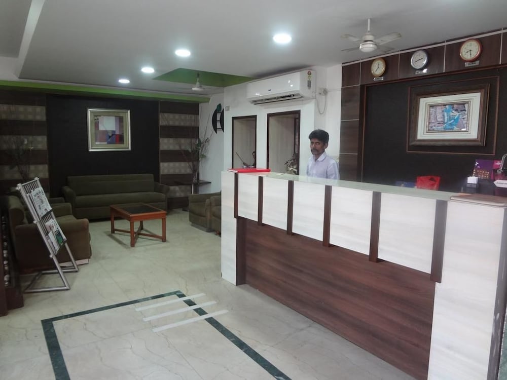 Фото Hotel Airport Plaza