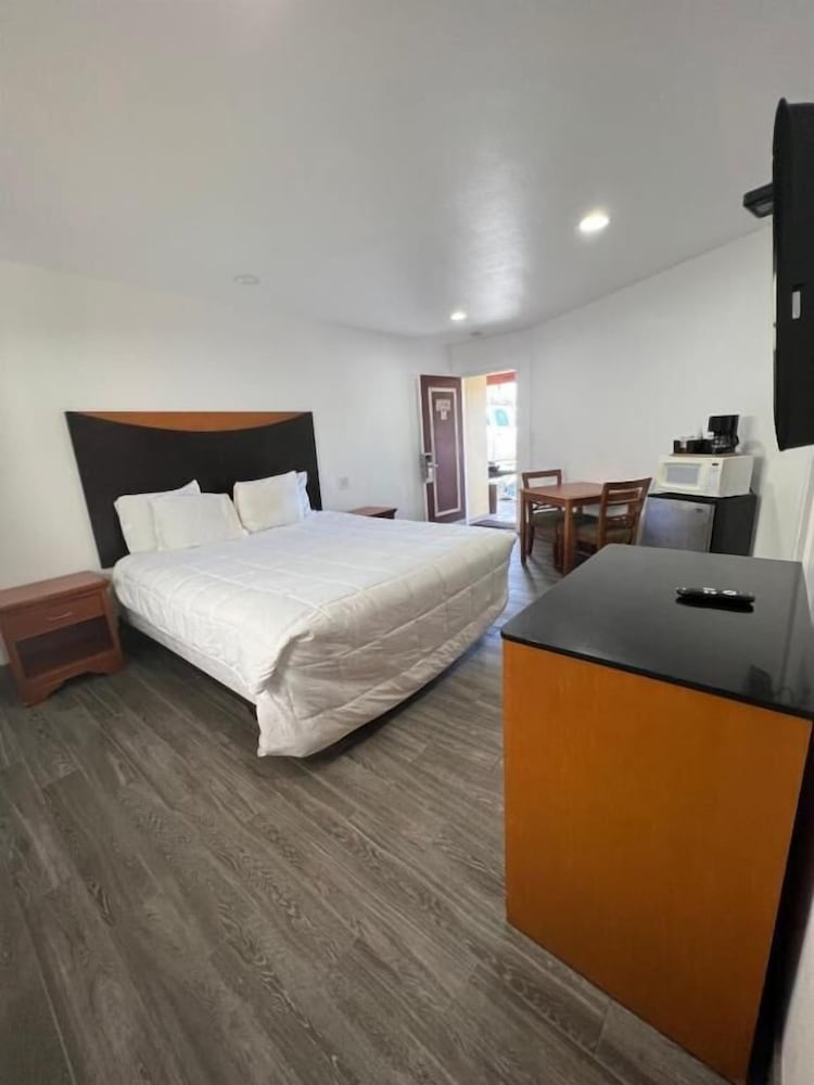 Фото Town and Country Inn