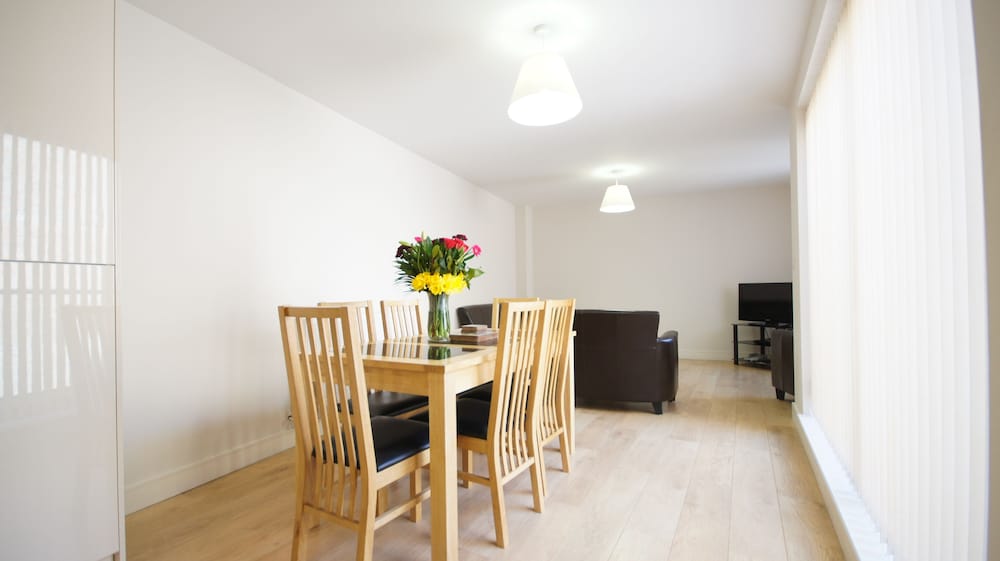 Фото Crompton House Apartments