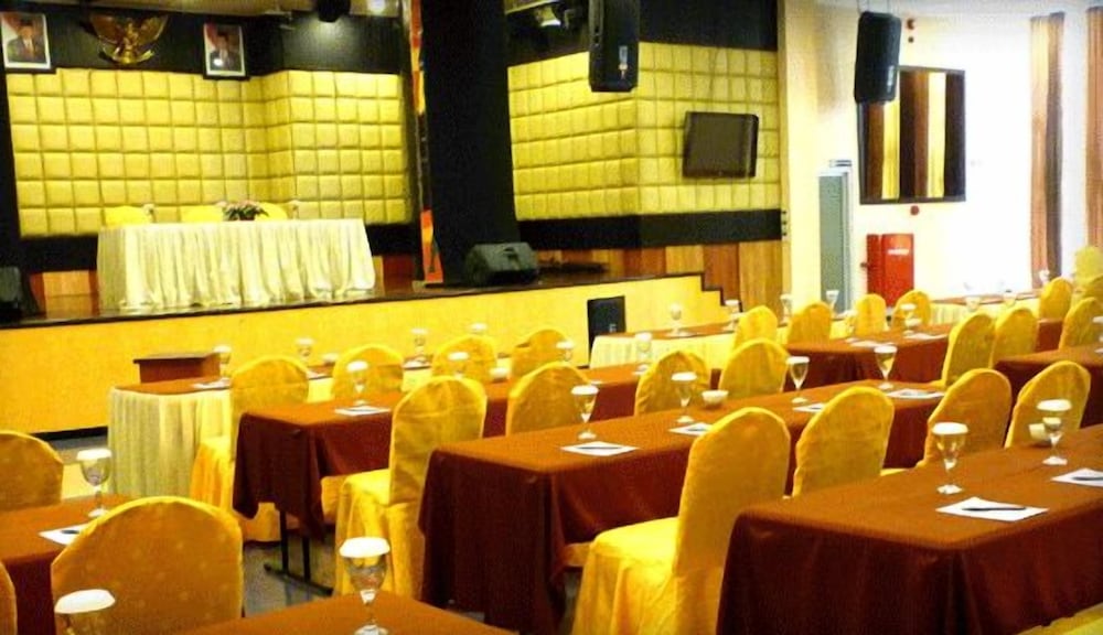 Фото Hotel Oval Surabaya