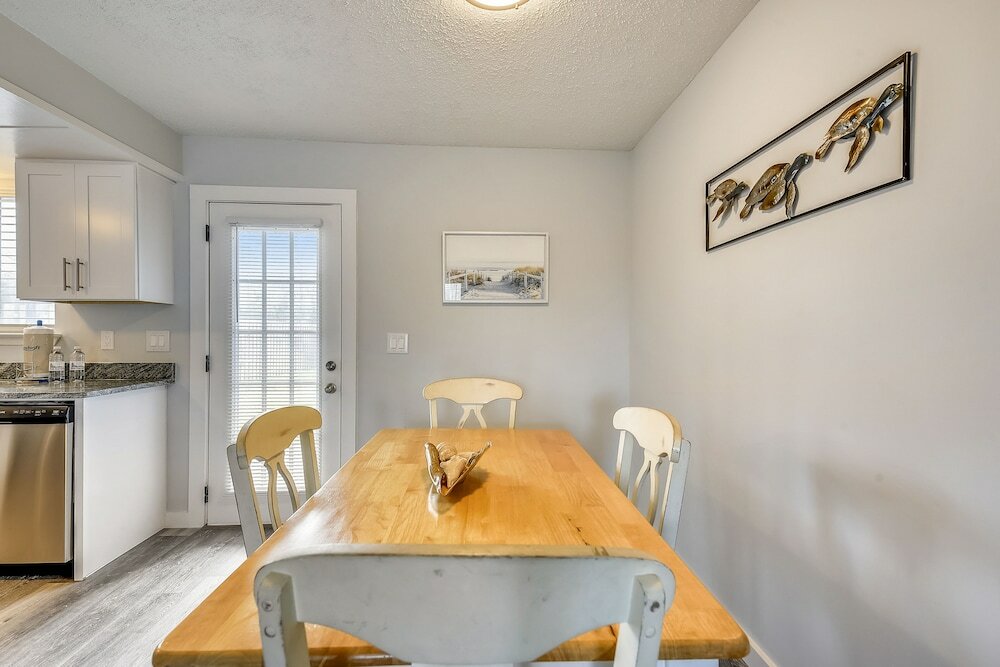 Фото Happy Herron by Book That Condo