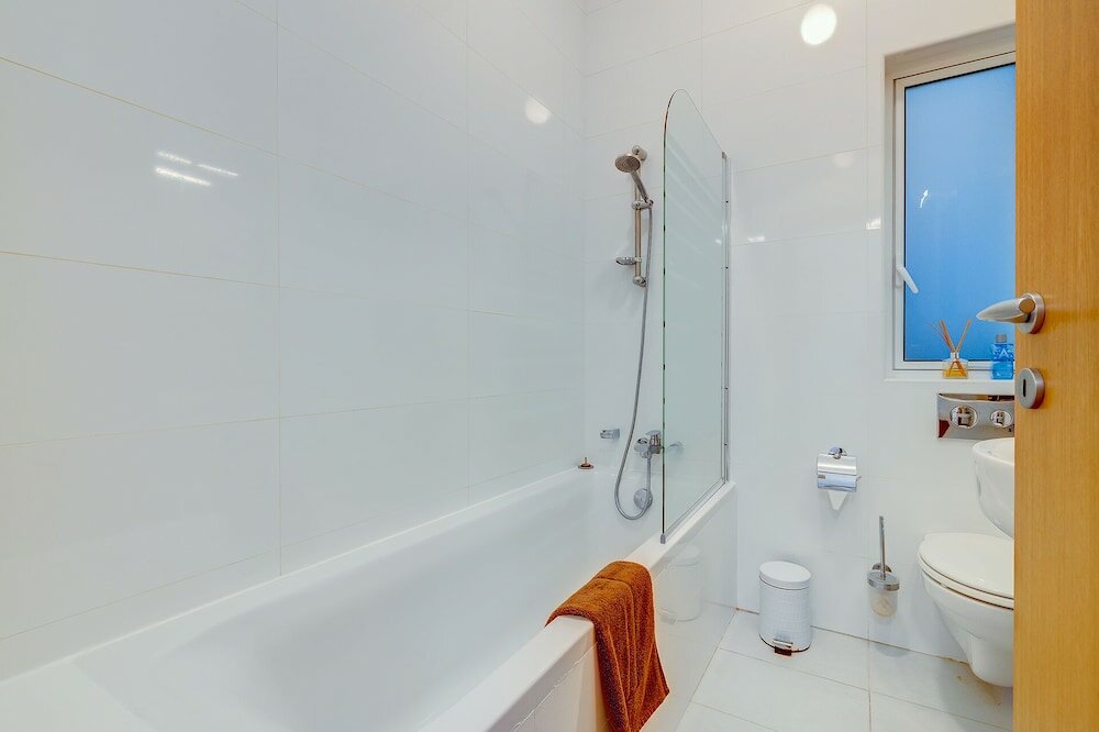 Фото Prime Location Apartment With Side Seaviews