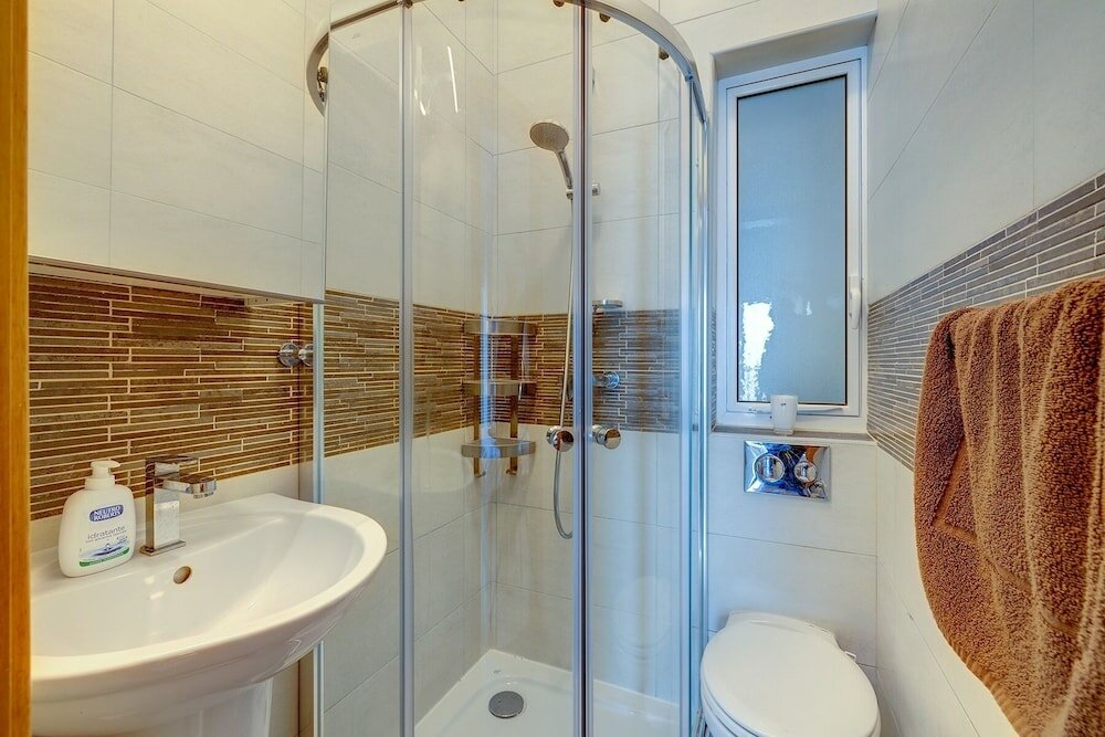 Фото Prime Location Apartment With Side Seaviews