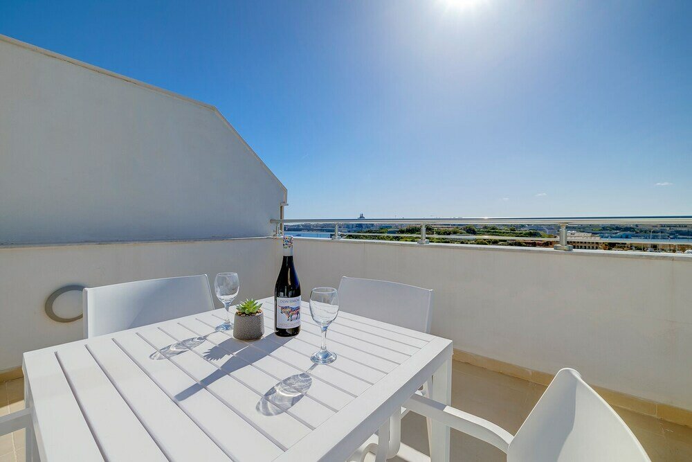 Фото Magical Rooftop Penthouse, Best Location In Sliema