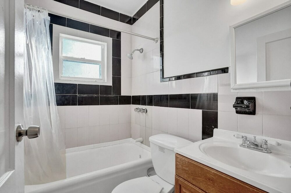 Фото Biscayne Deluxe Unit, 2br/1bath, Free Parking, Garden & BBQ!