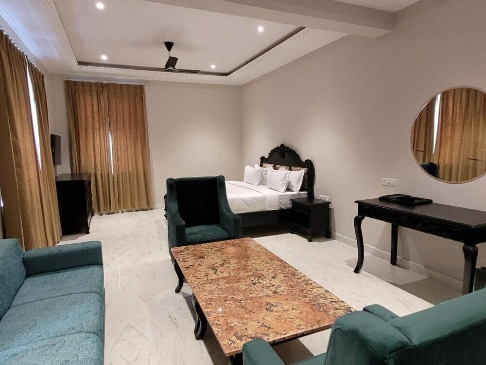 Фото Hotel Suryauday