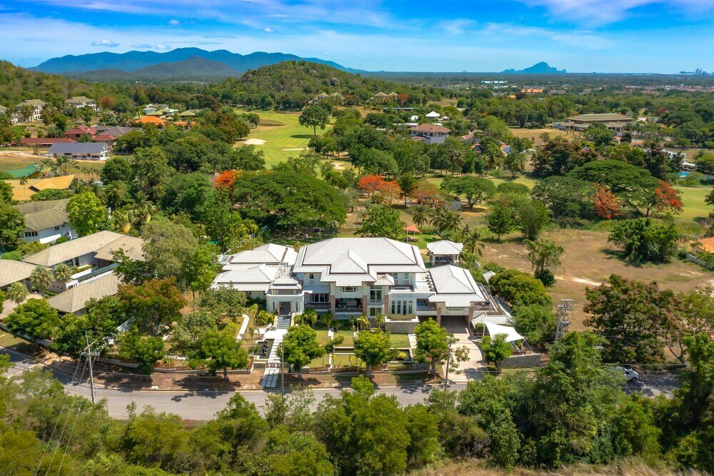 Фото Luxury Mansion 6 Br on Golf Course Jb