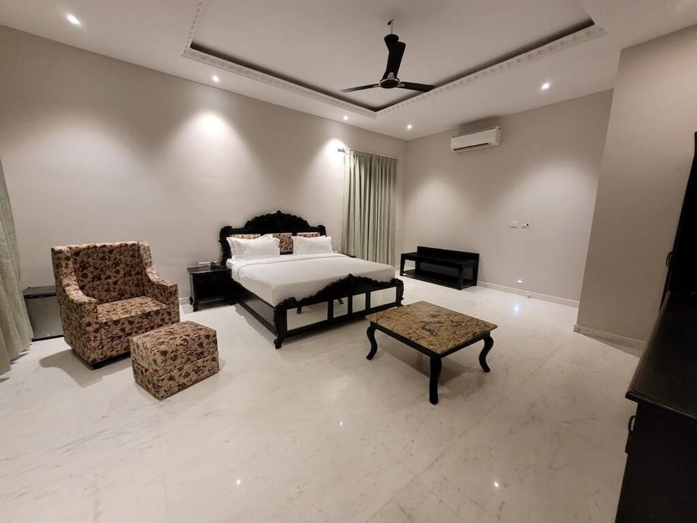 Фото Hotel Suryauday