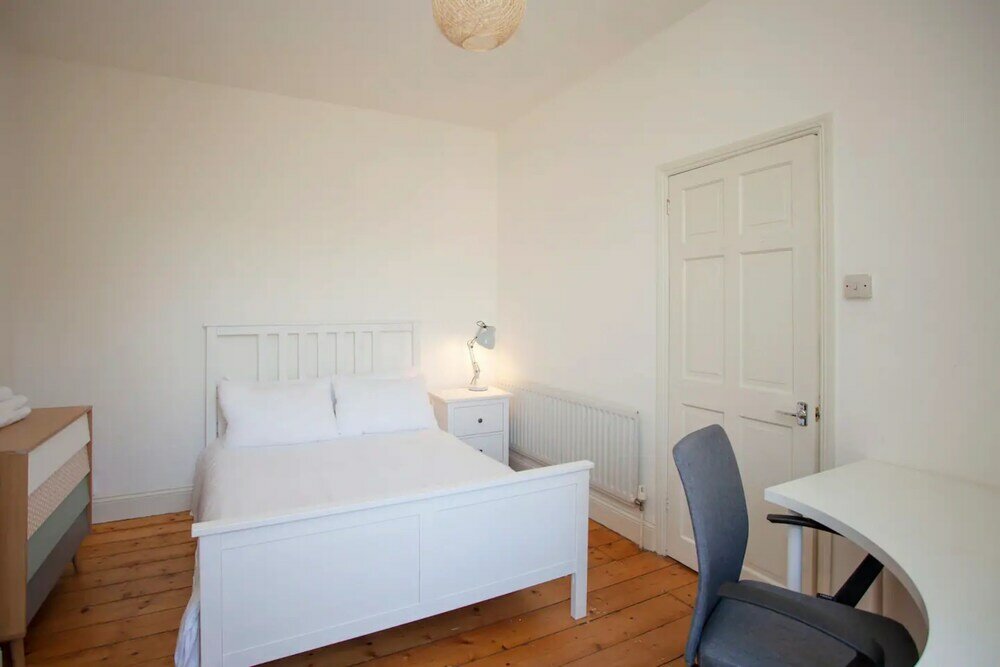 Фото Homely 3 Bedroom House in Bath