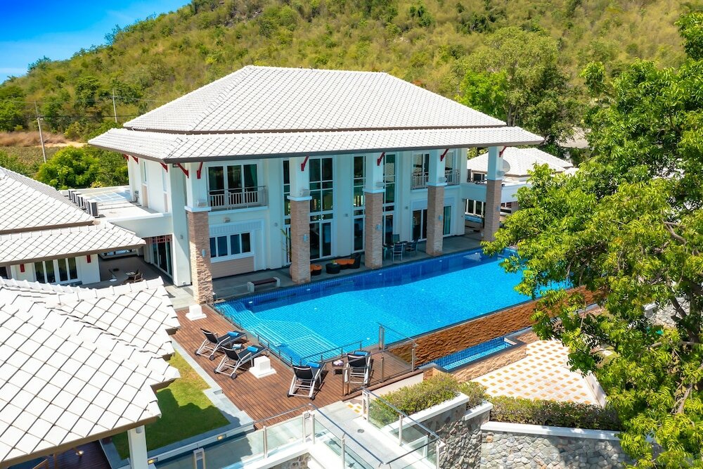 Фото Luxury Mansion 6 Br on Golf Course Jb