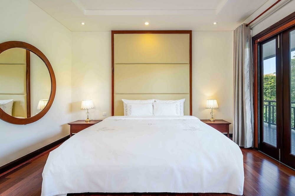 Фото Luxury Danang Beach Pool Villa