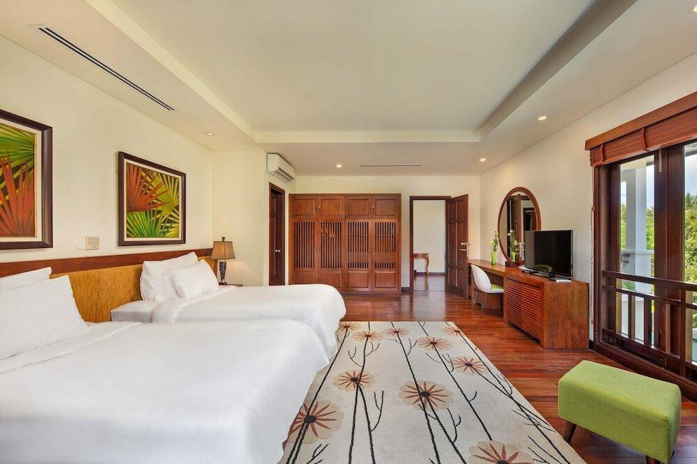 Фото Luxury Danang Beach Pool Villa