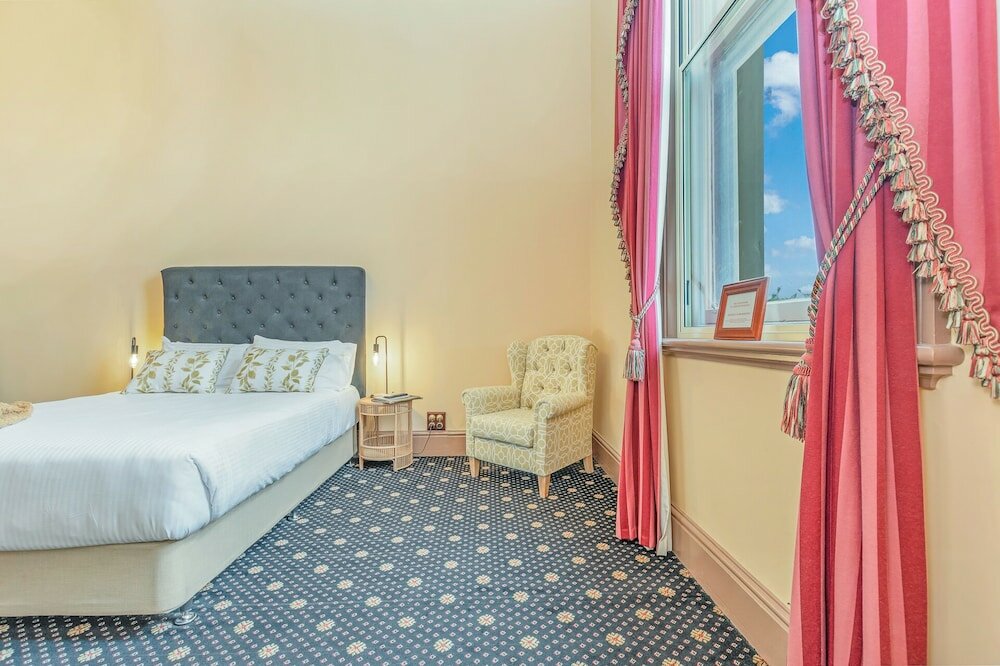 Фото Clocktower Suites