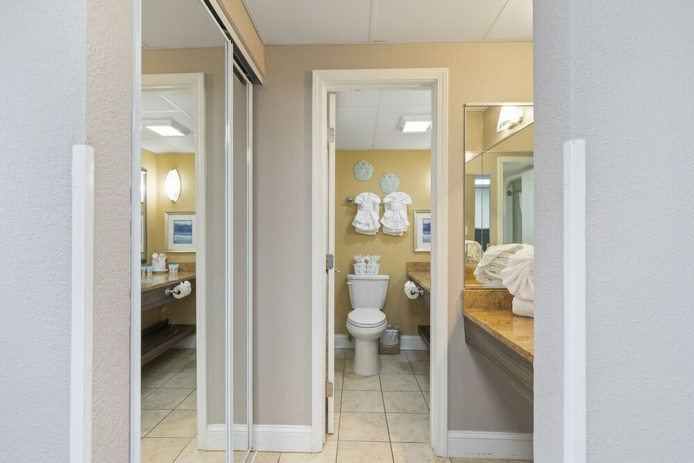 Фото Beachfront 10th-floor Studio Caravelle Resort