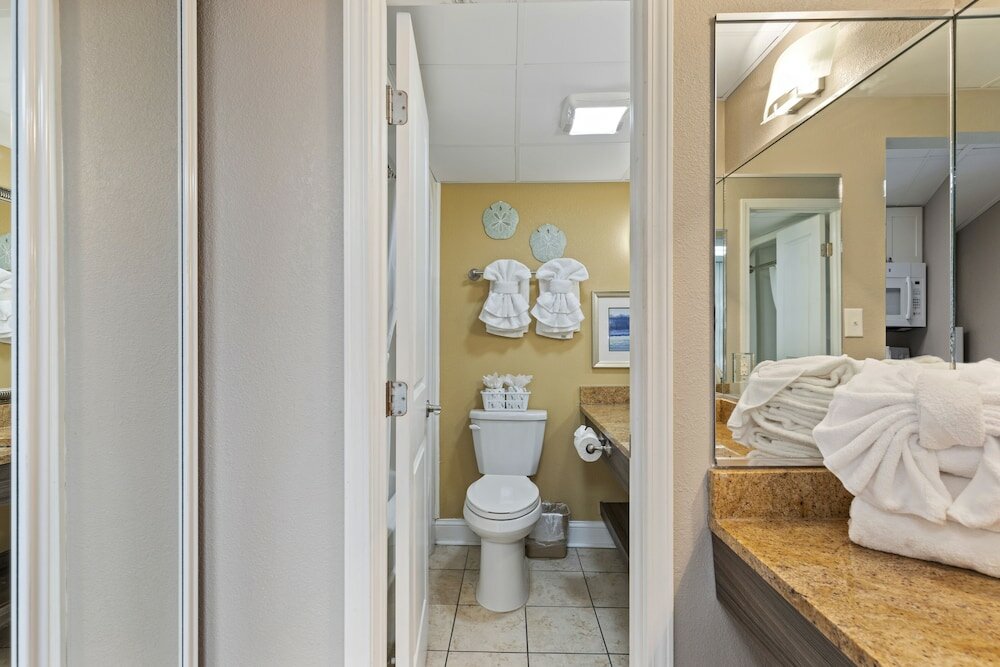 Фото Beachfront 10th-floor Studio Caravelle Resort