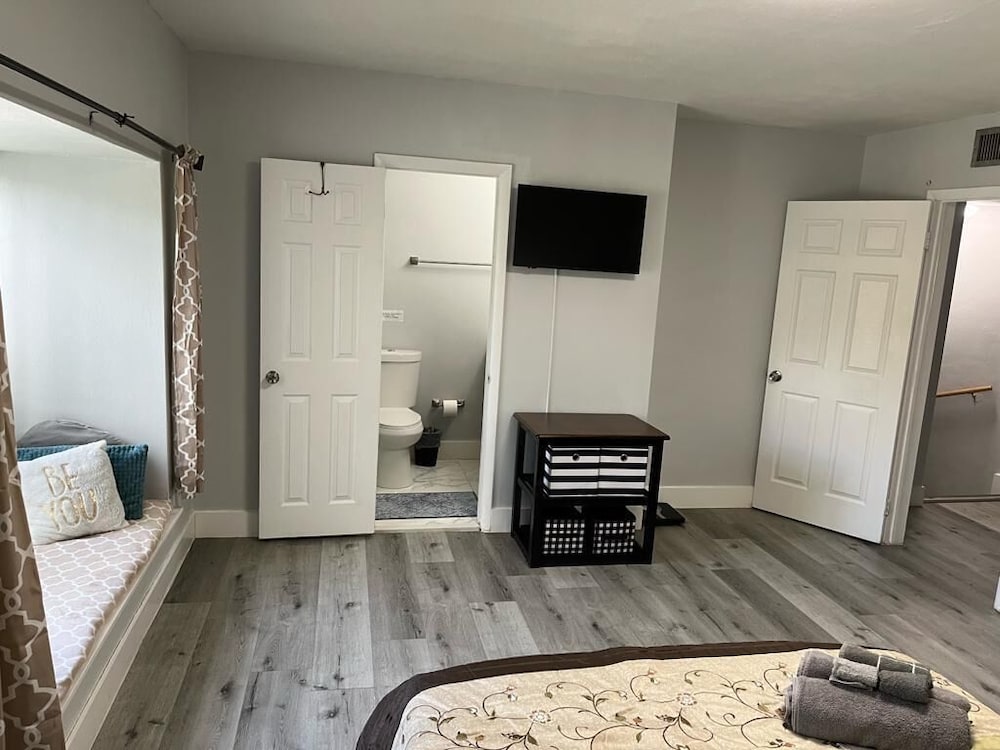 Фото Luxurious & Spacious Townhouse 6 Miles From Beach