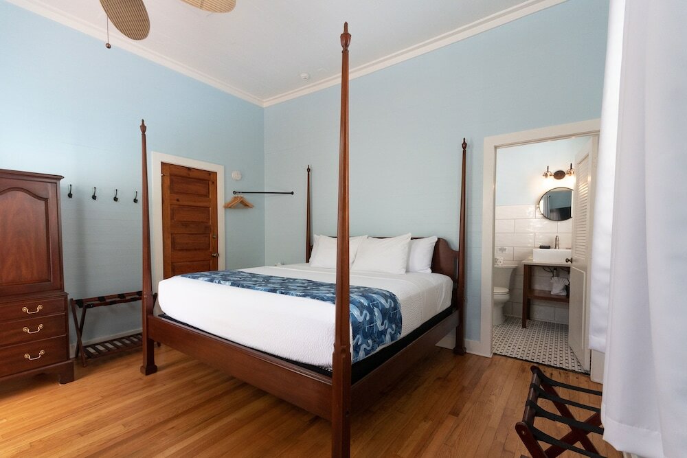 Фото The Porch on Frances Inn